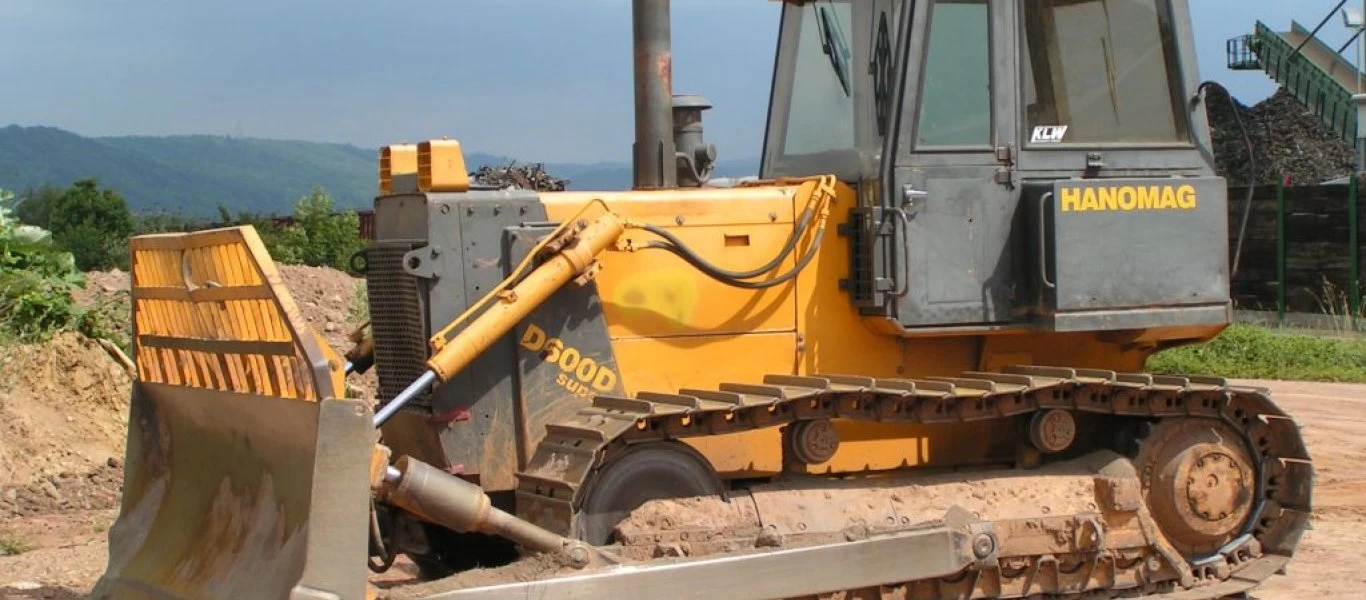 Γκρέμισε με μπουλντόζα το σπίτι του... γιατί τσακώθηκε με τον νοικάρη του (φώτο)